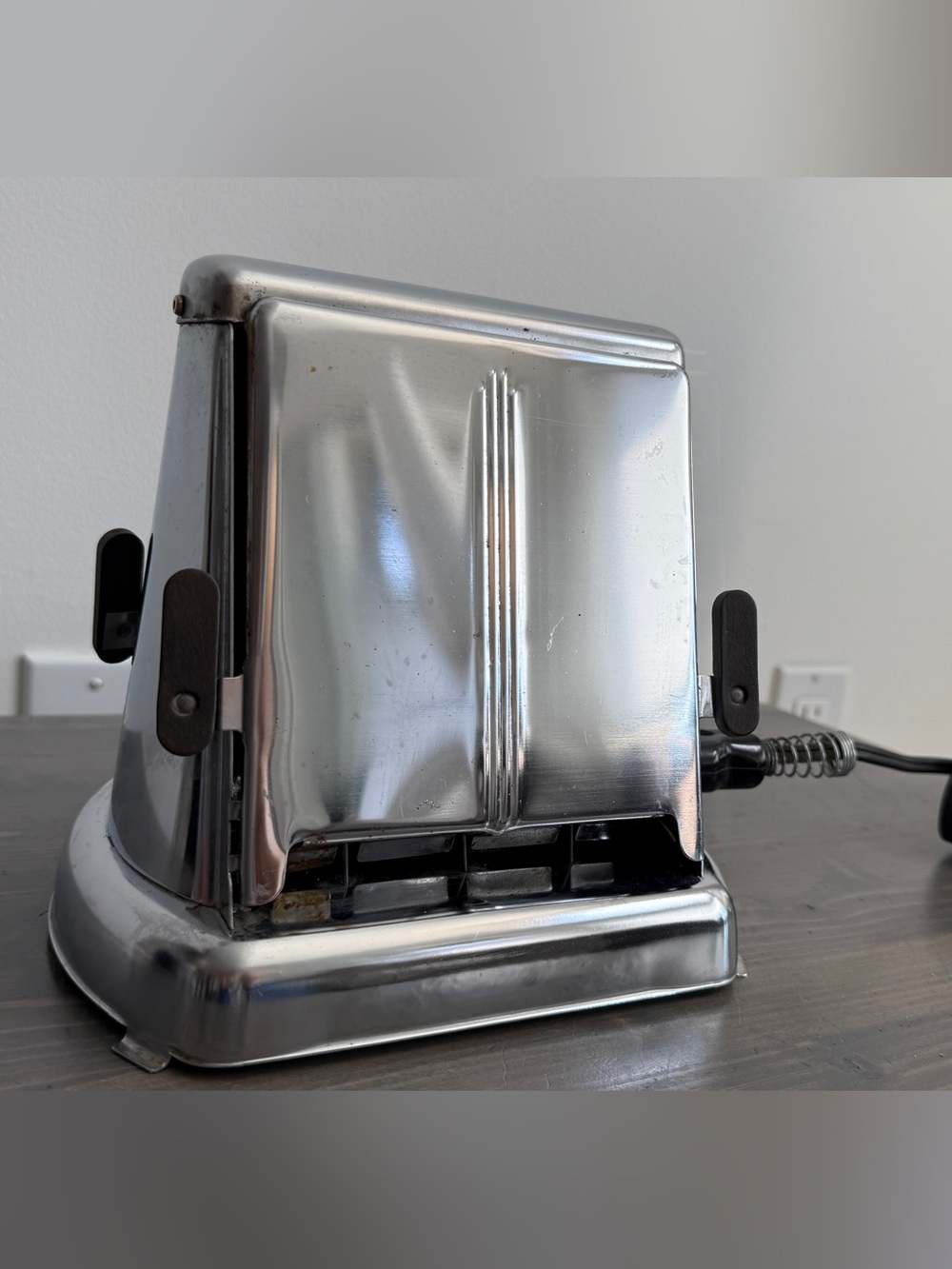 Antique metal plug in toaster
The Brock Snyder MFG Co.
Grimsby, Ont. - Picture 3 of 17